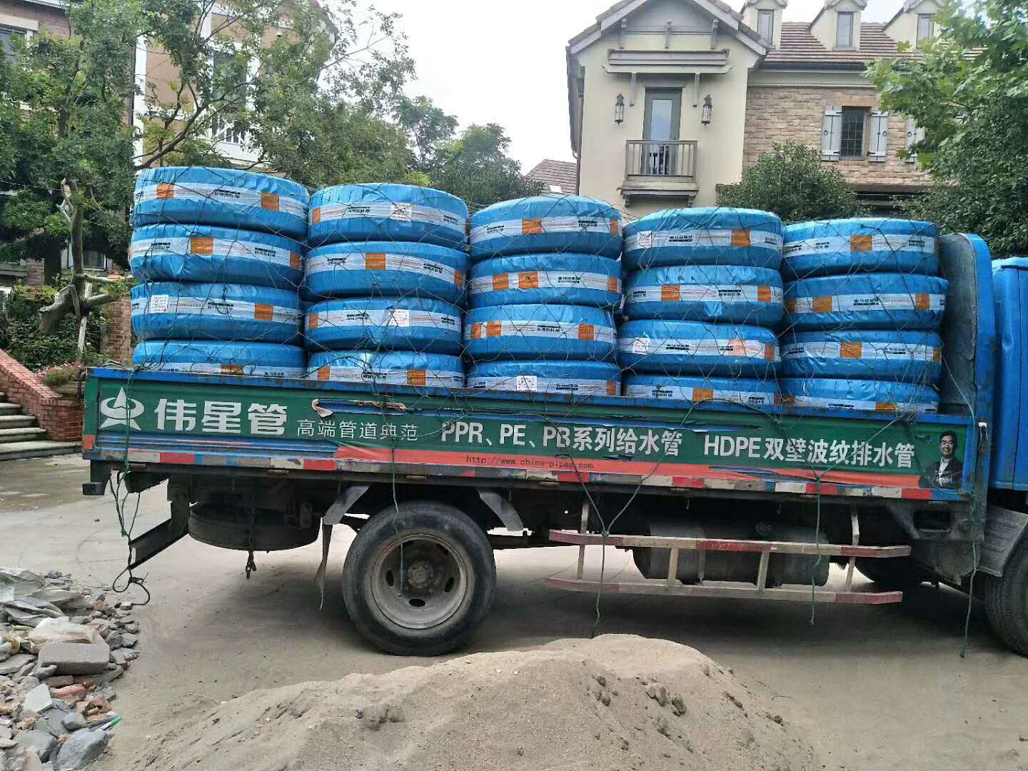 上海浦東區(qū)南六公路自建別墅材料現(xiàn)場